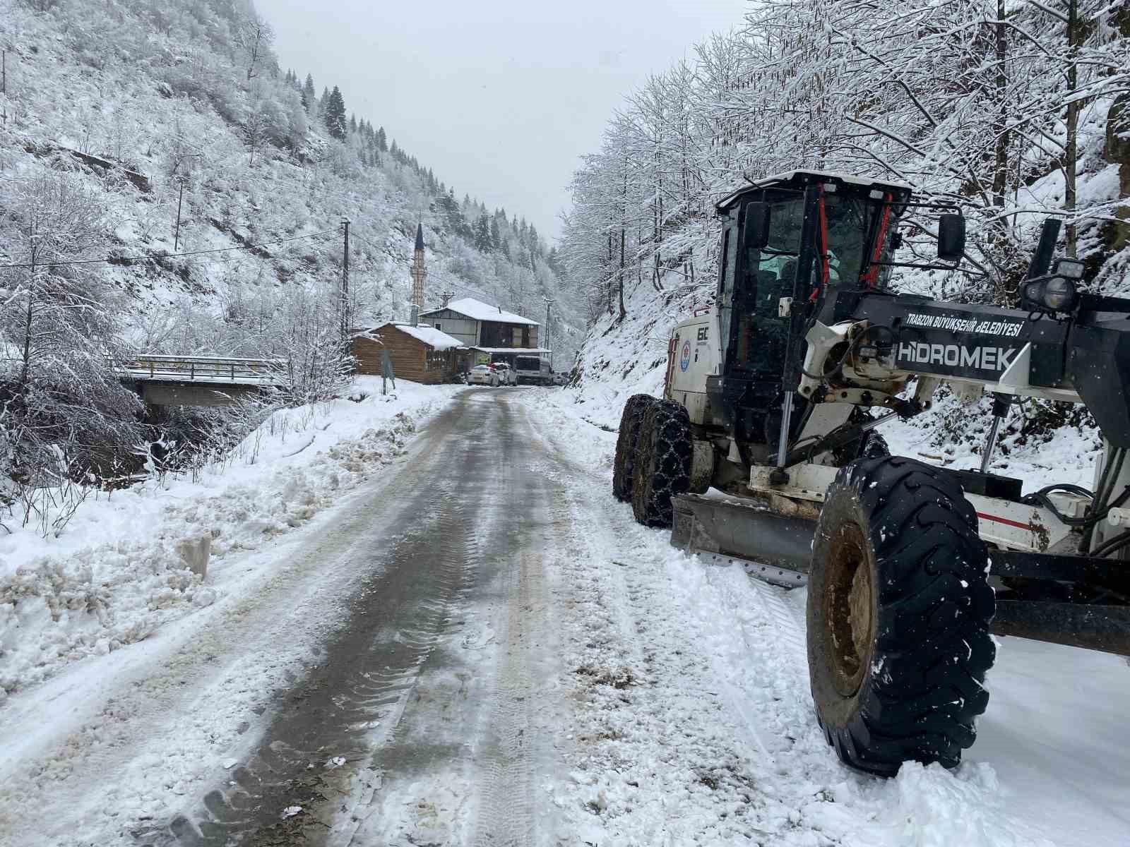 trabzonda kar nedeniyle kapanan mahalle yollari ulasima aciliyor asZ6kR5d
