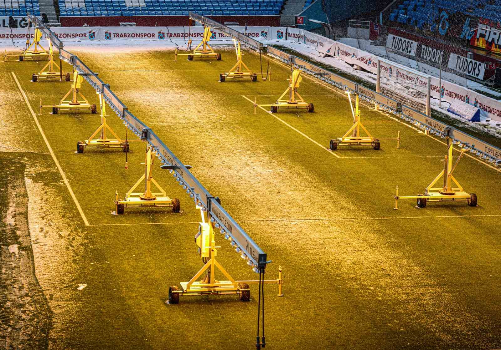 trabzonsporun sahasinda kar temizleme calismalari suruyor mHCFet8T