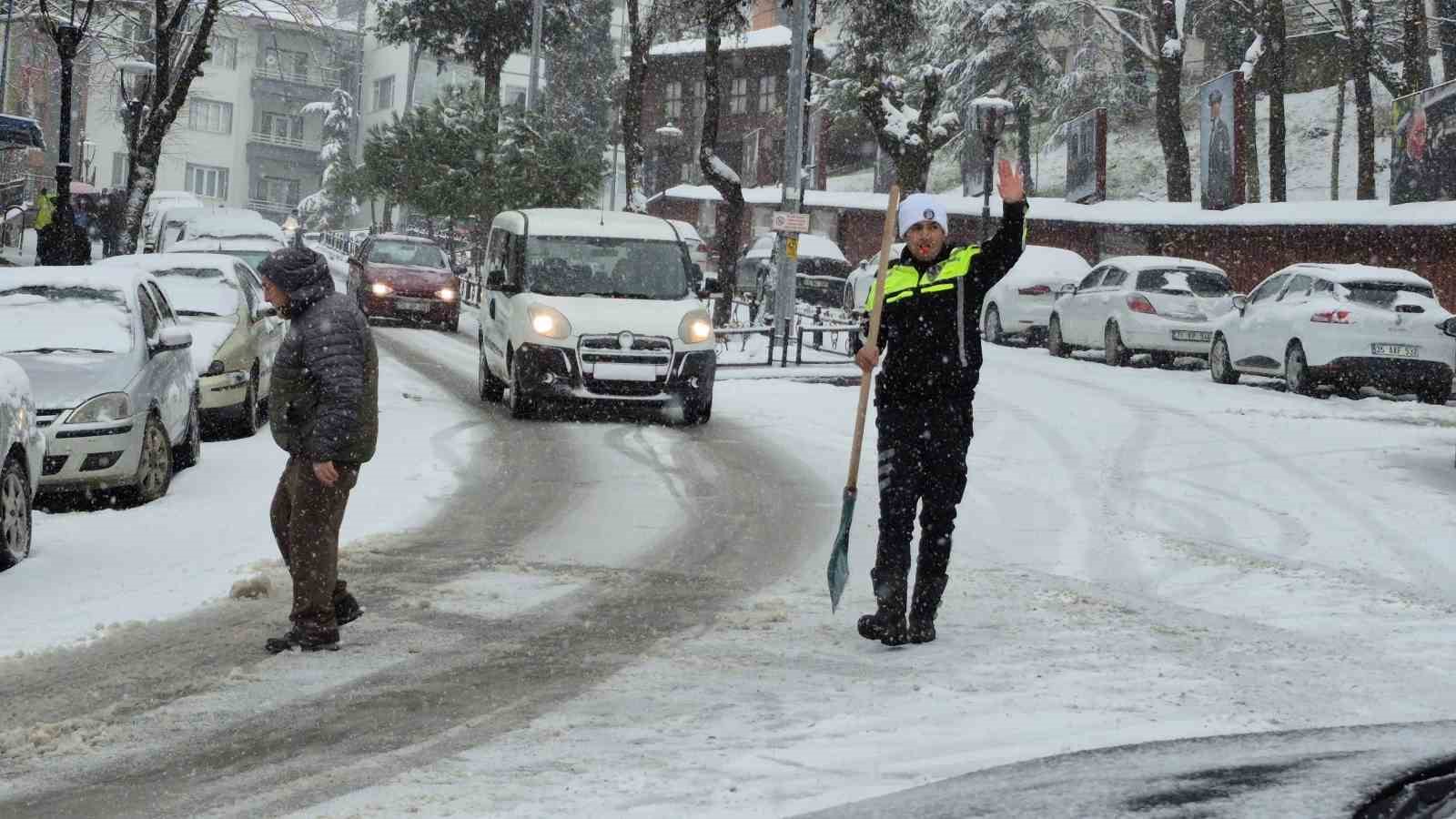 trafik polisinden buzlu yolda duduklu kurekli mudahale HFO8MQJS