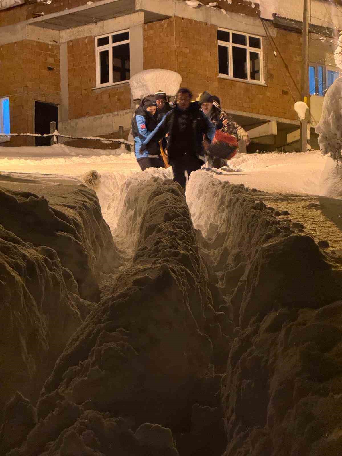 umke ekibi zorlu sartlara ragmen 90 yasindaki hastaya ulasti 6GMuvRGG