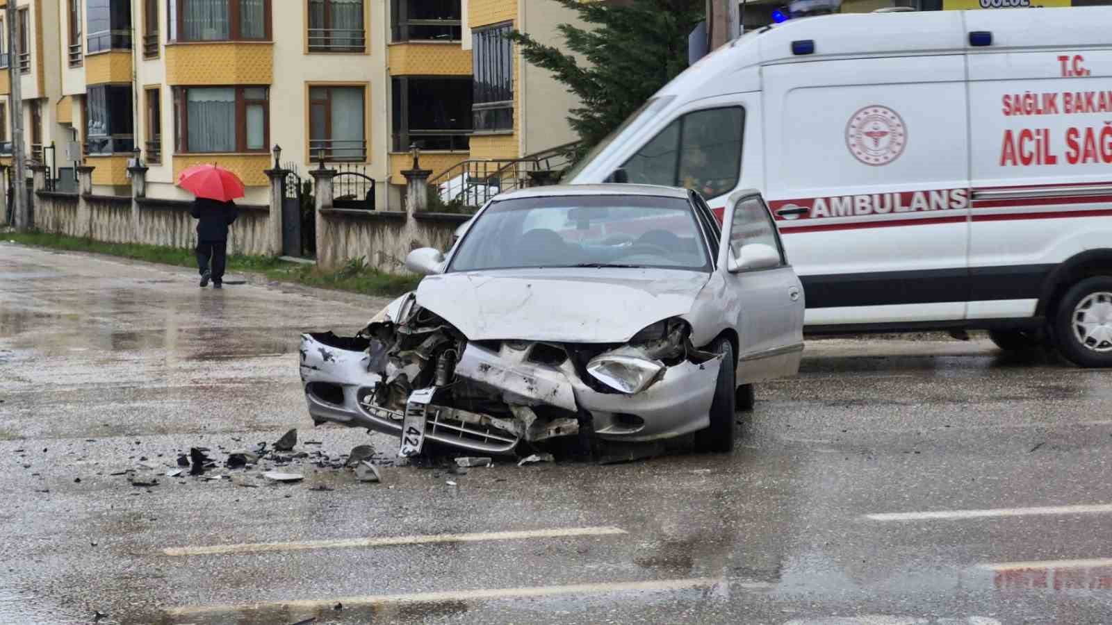 yagis yuzunden kayganlasan yolda 3 arac kazaya karisti