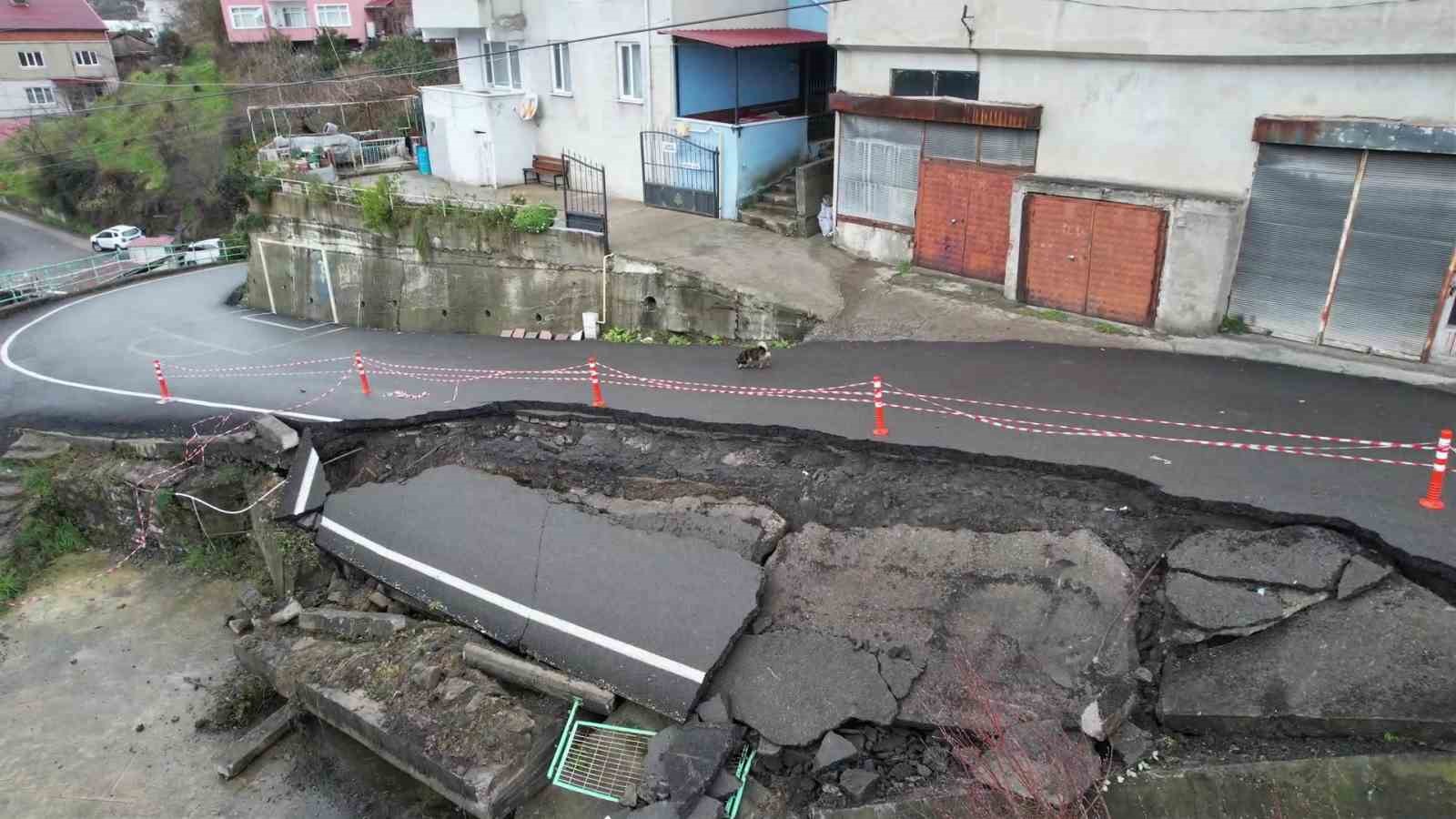 yagislar sonrasi yol evin bahcesine coktu ulasim tek seritten saglanacak 5umc5T7Y