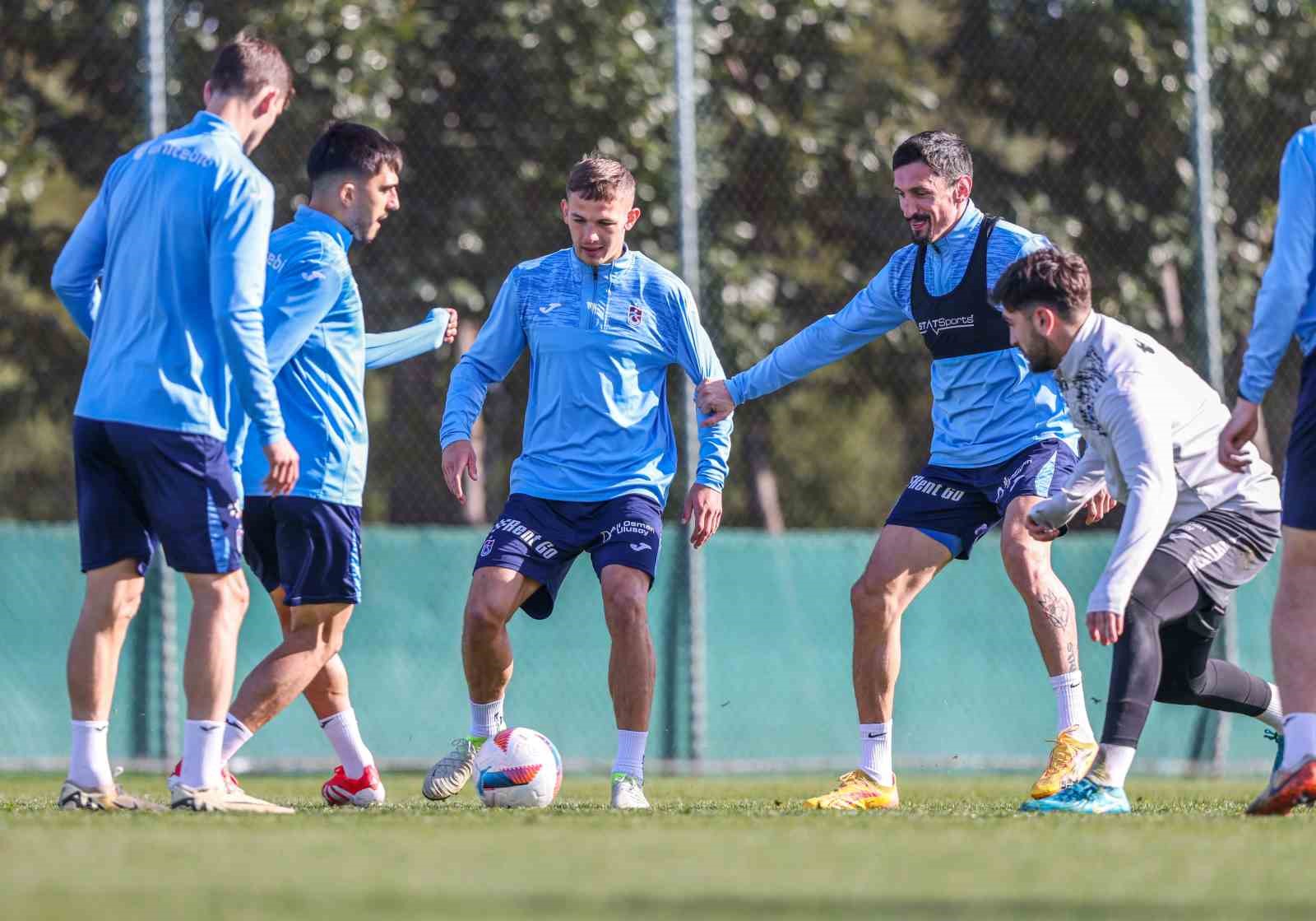 yeni transfer danylo sikan kayserispor maci kamp kadrosunda