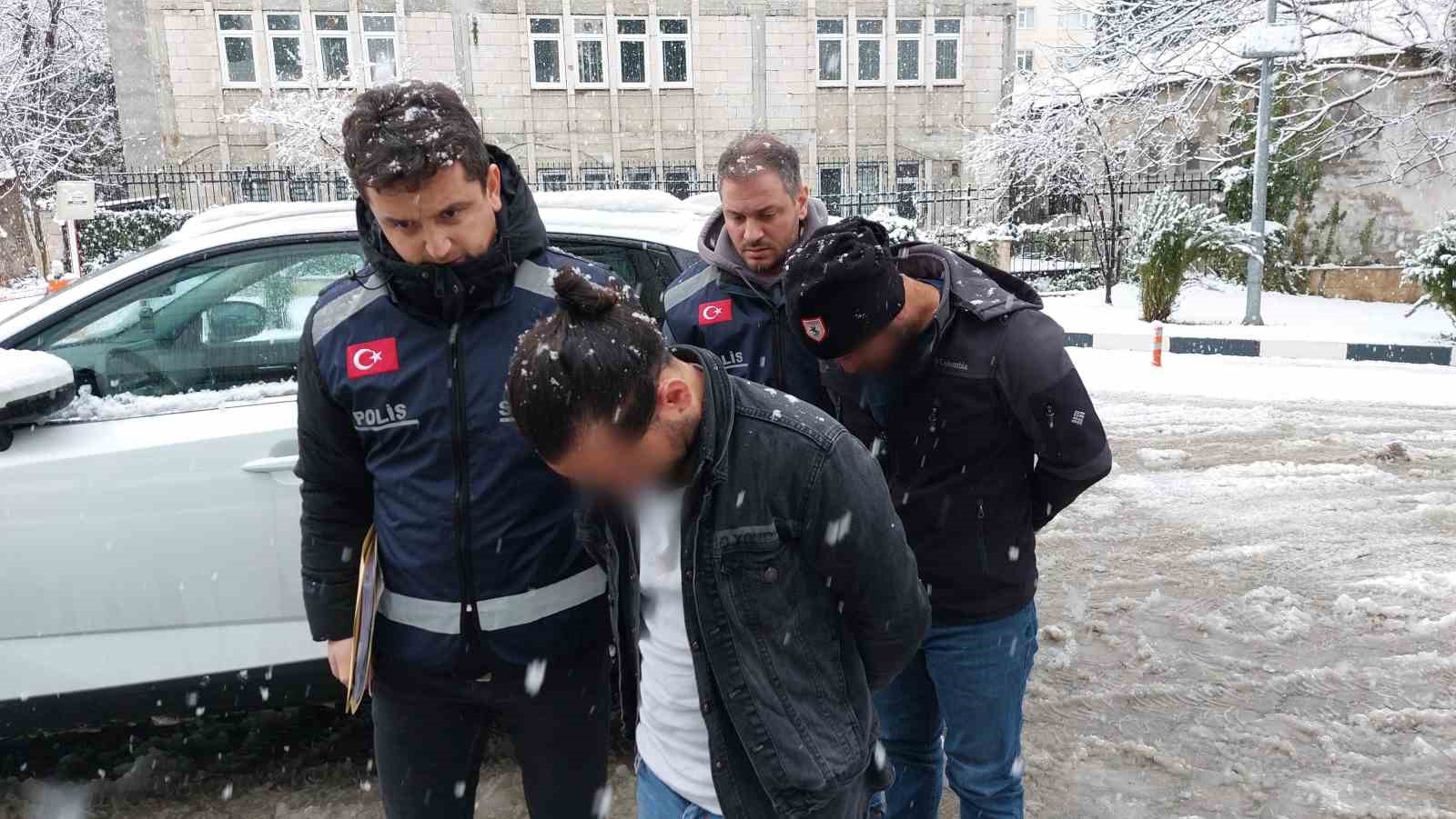 yer altina dosenen kablolari calan 2 kisi yakalandi 8UUVit6F