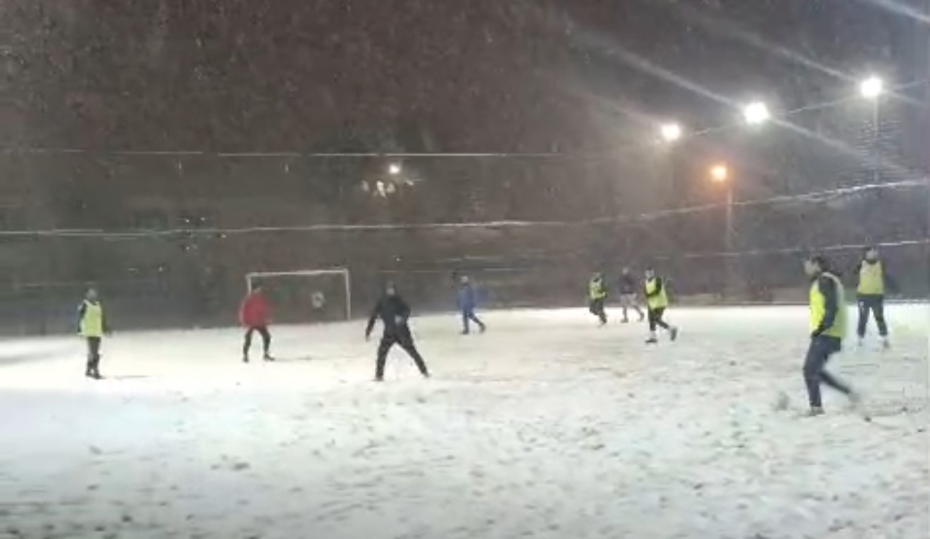 yogun kar yagisi futbol askina engel olamadi dt1YGm9G