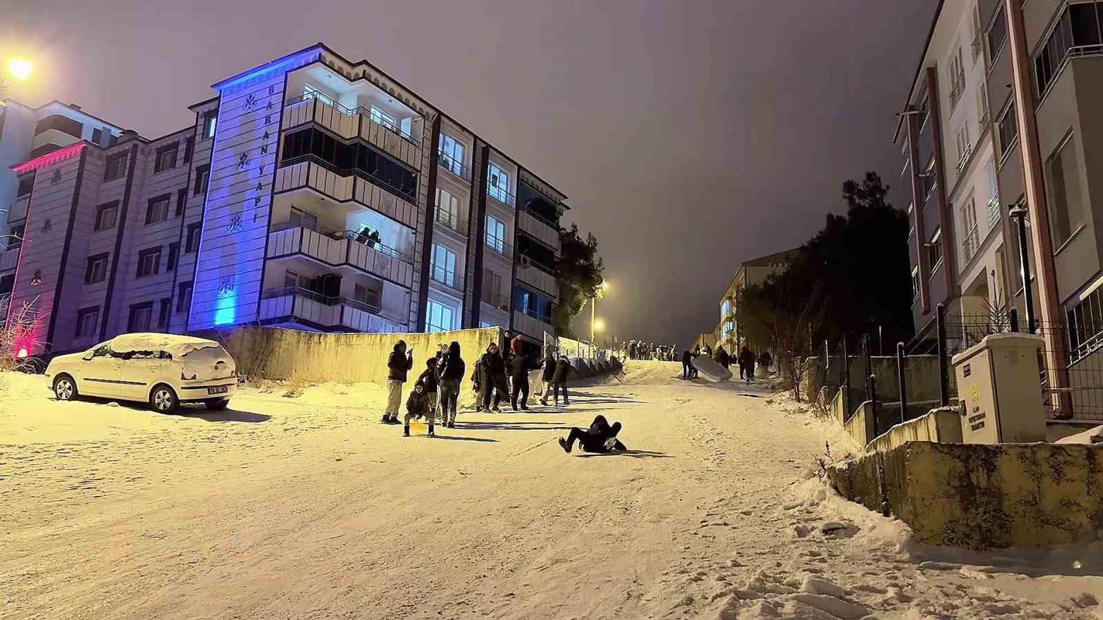yollari kayak pistine cevirip doyasiya eglendiler GvOPq1ly