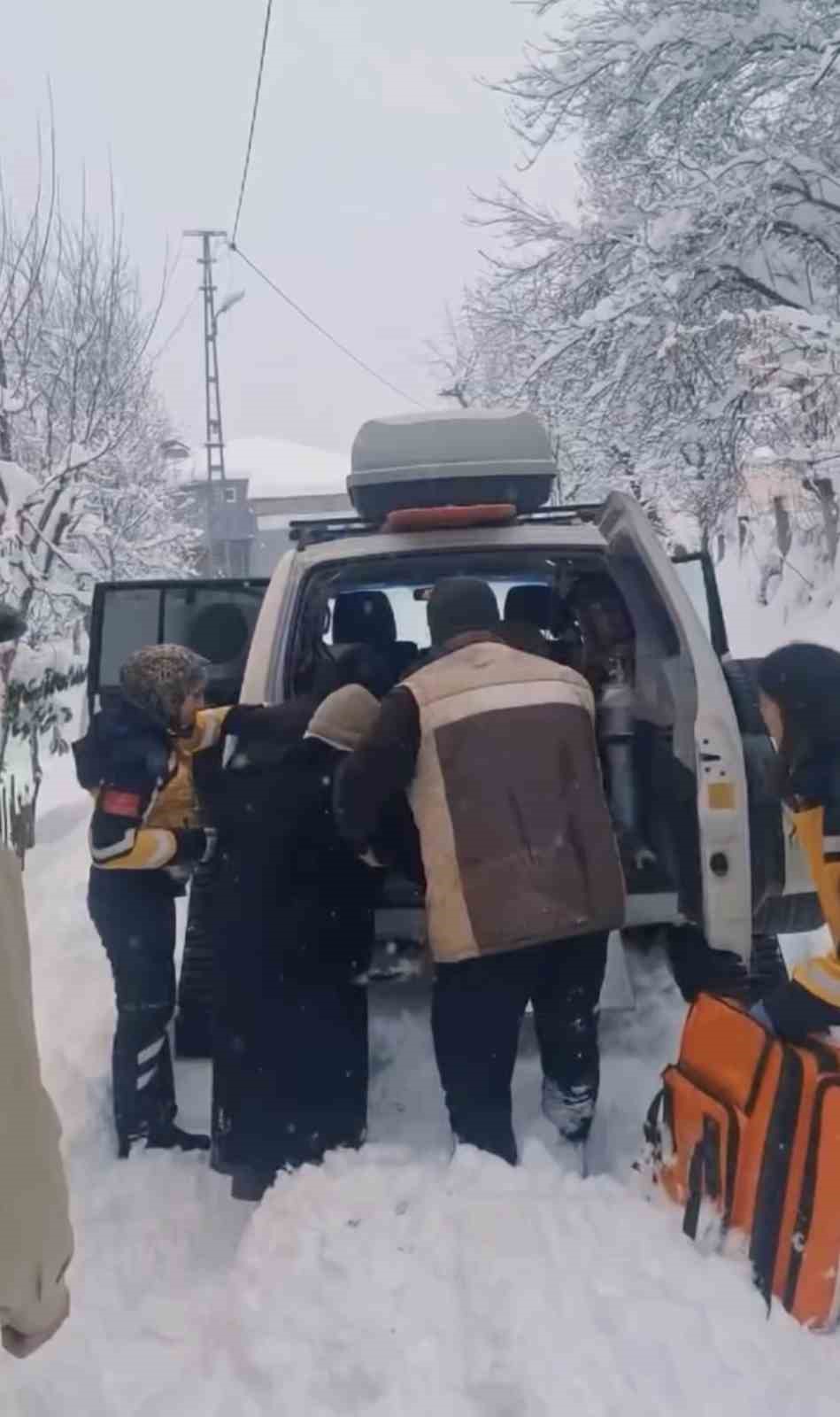 yolu kapanan koydeki hasta kadin paletli ambulansla hastaneye ulastirildi g8HwjwwX