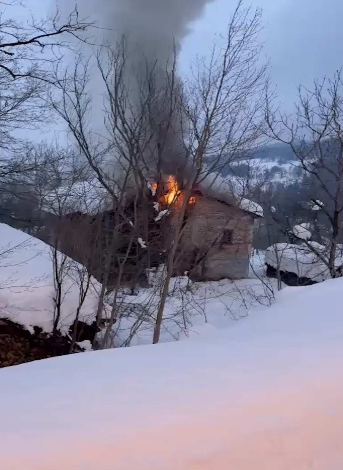 yolu ulasima kapanan koydeki 2 katli ev alevlere teslim oldu
