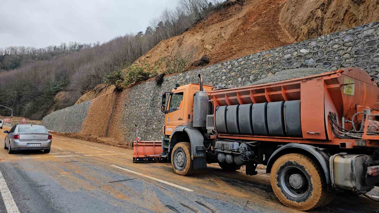 zonguldak eregli yolunda heyelan meydana geldi 94IrQbNJ