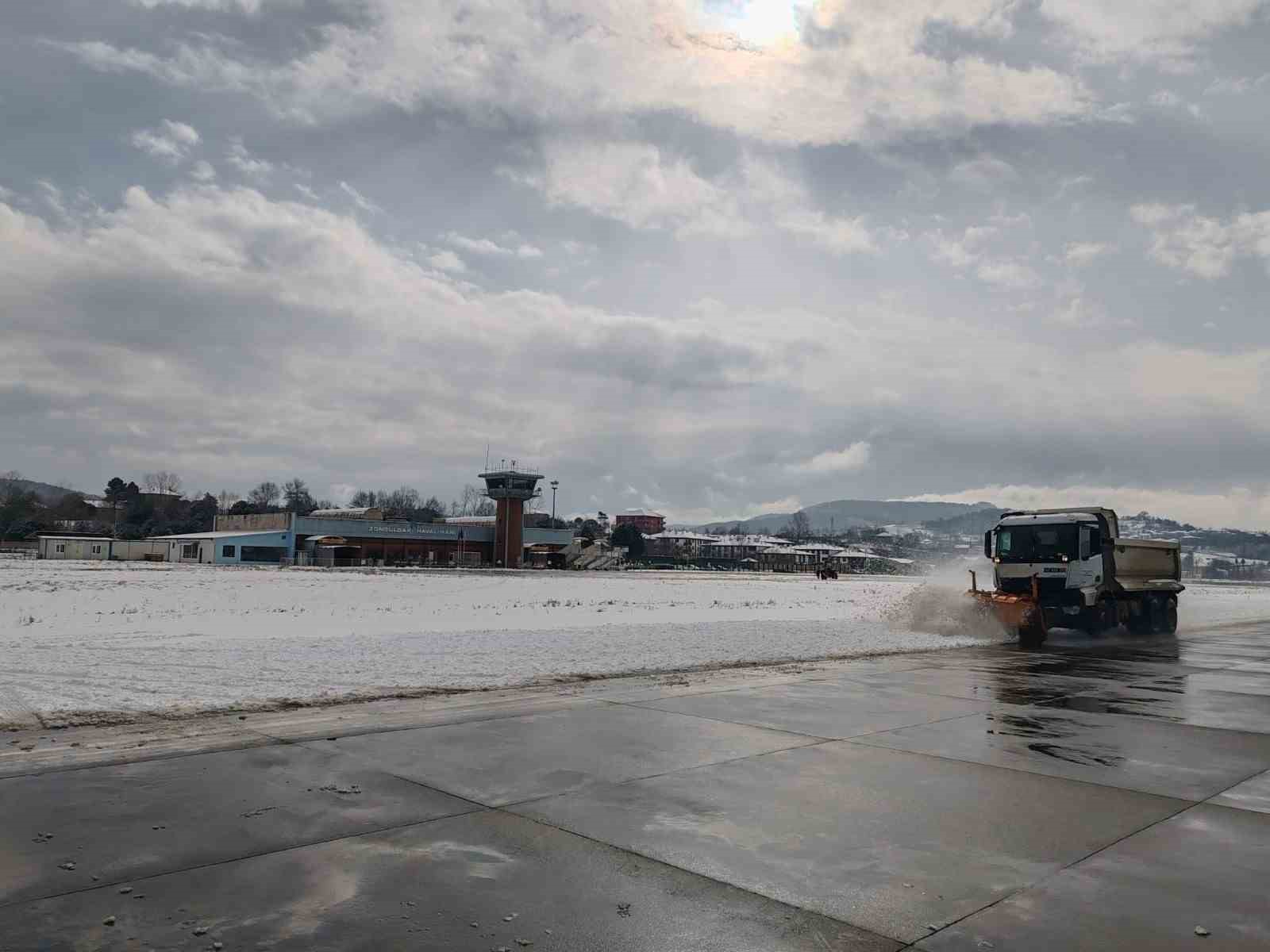zonguldak havalimaninda karla mucadele calismasi baslatildi zuW1VZl8