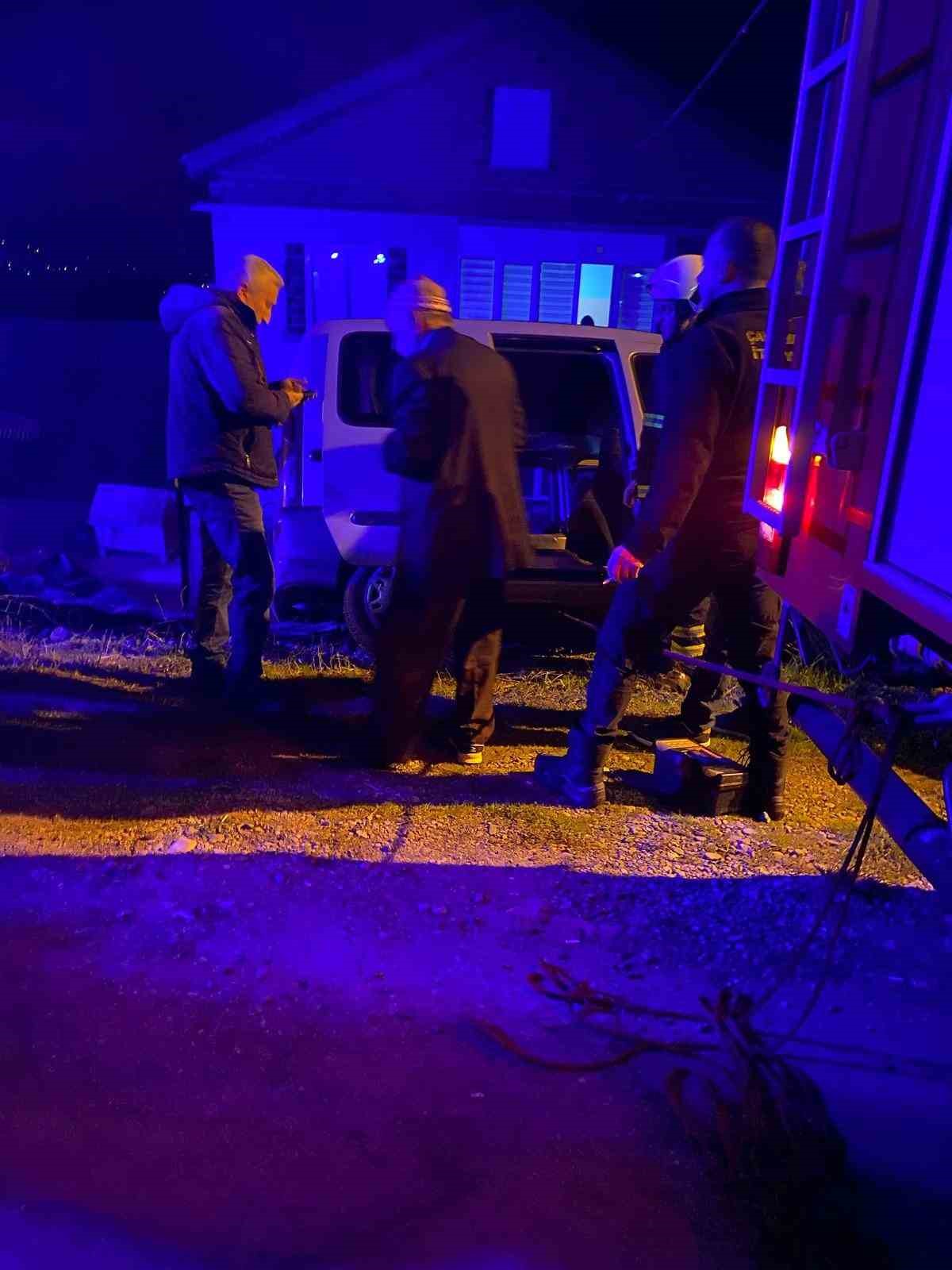 zonguldakta hafif ticari arac insaat halindeki evin catisina uctu HttIuVXw