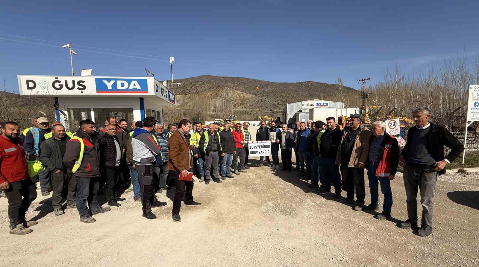 12 yildir bitirilemeyen karayolunda isciler maaslarini eksik aldiklari icin is birakti SwGHPRXY