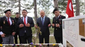 18 martta sehitler kabirleri basinda anildi QbF6pzVp