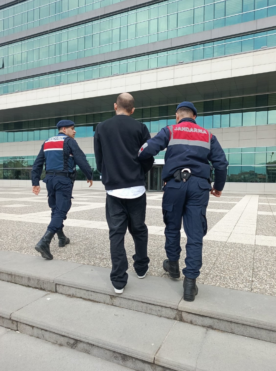 25 ayri suctan araniyordu jandarma yakaladi