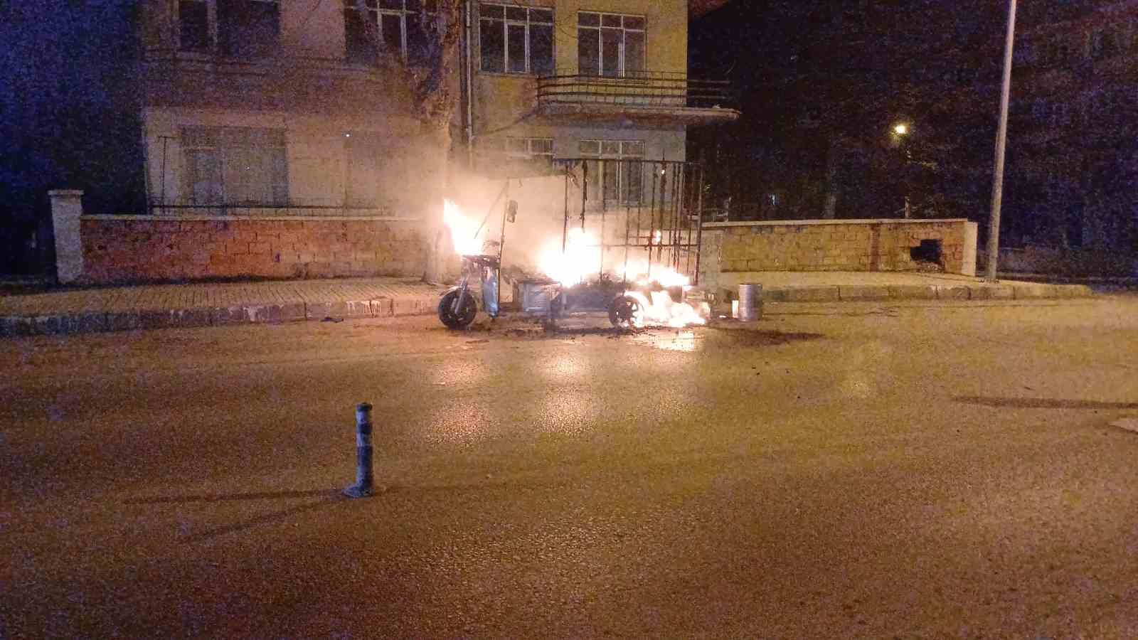 3 tekerlekli kasali motosiklet alev alev yandi