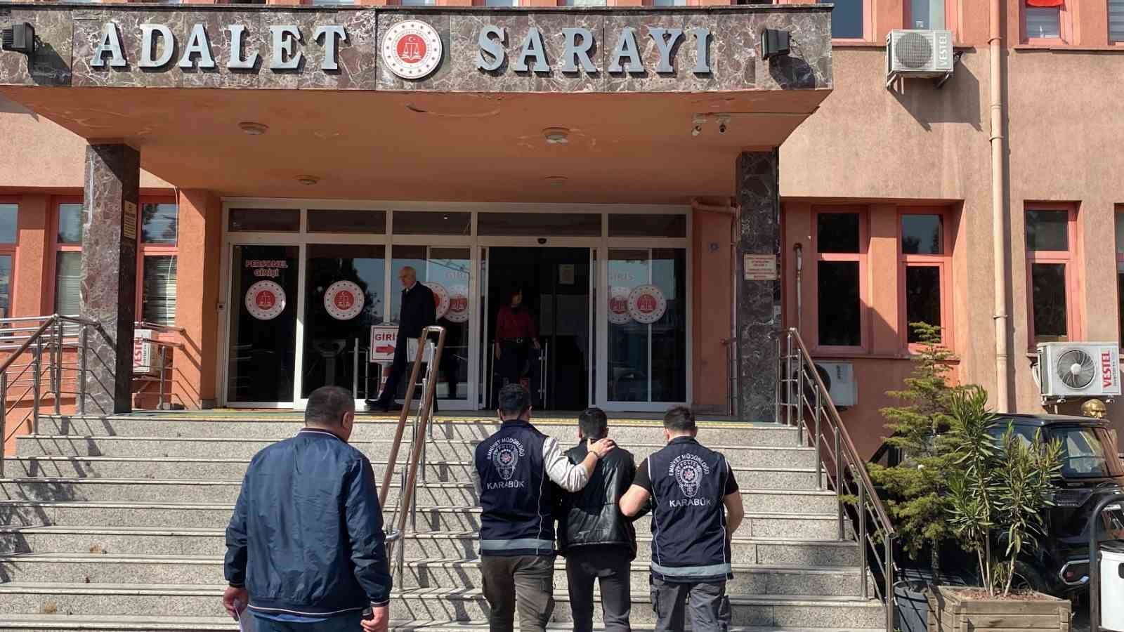 5 yildir cezaevi firarisi esinin ikamet adresi yaptirmasi sonrasi polisten kacamadi NOLZE89t