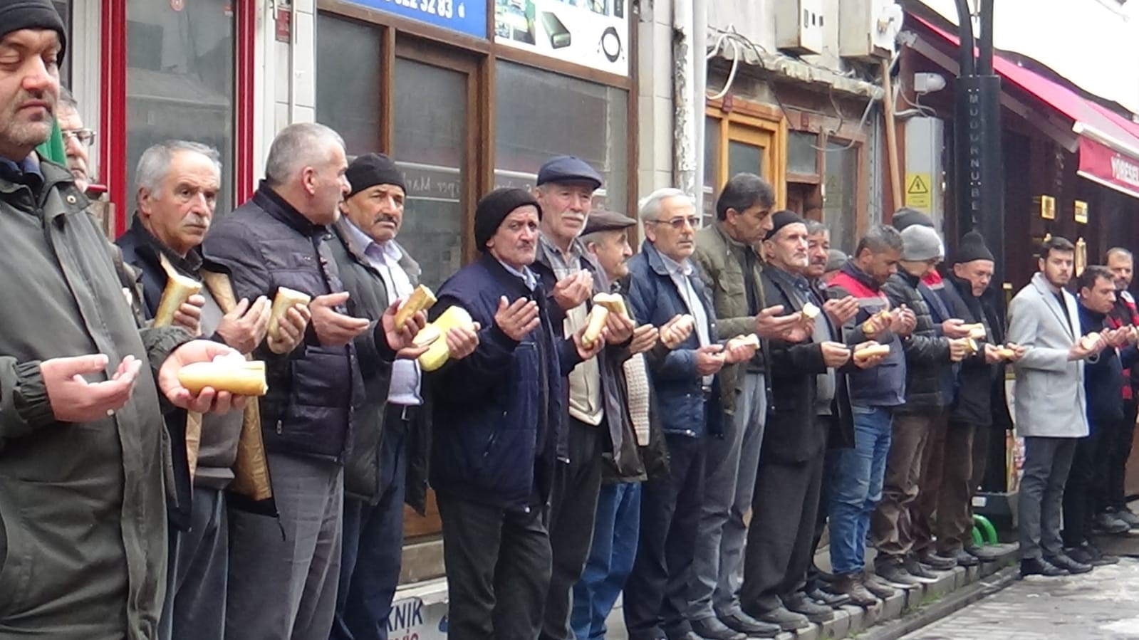7 asirdir her cuma esnaf duasi ediyorlar kLR2VN5i