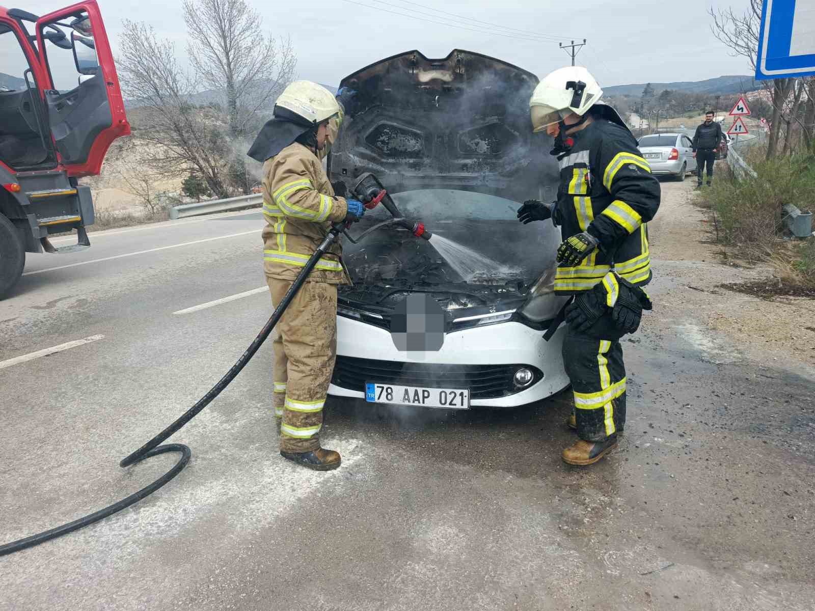 alev alan otomobilin yardimina itfaiye ekipleri yetisti 8w8EYPOT