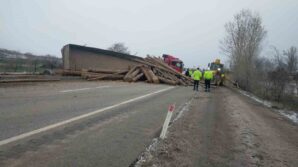 amasyada tomruk yuklu tir devrildi qMTRXAOH