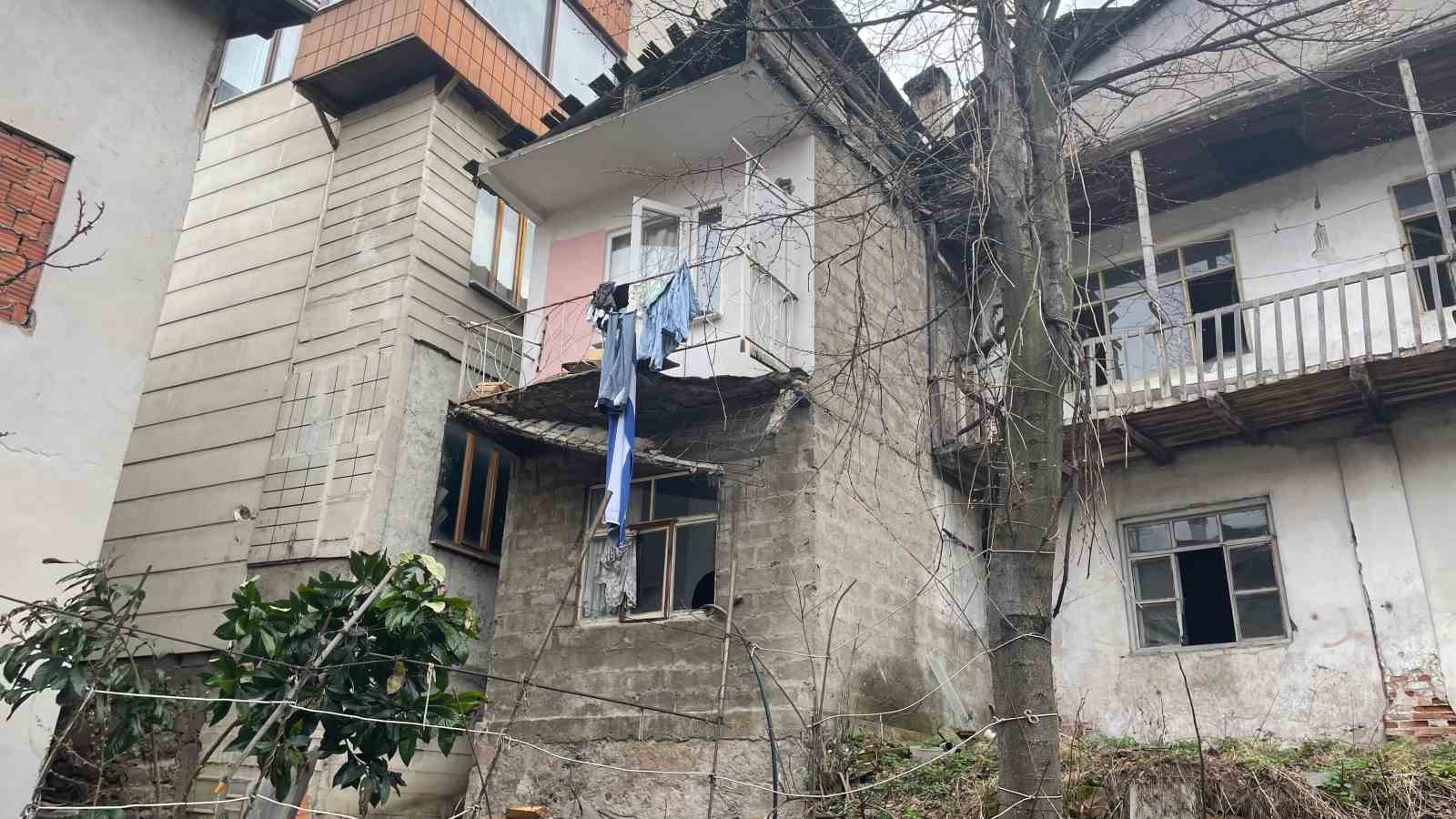 artvinde camasir asmaya ciktigi balkon cokunce yaralandi JjSZnwzF