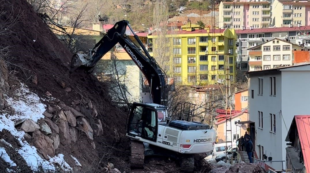 artvinde heyelan sonrasi ekipler calismalarina basladi AnQHcS4h