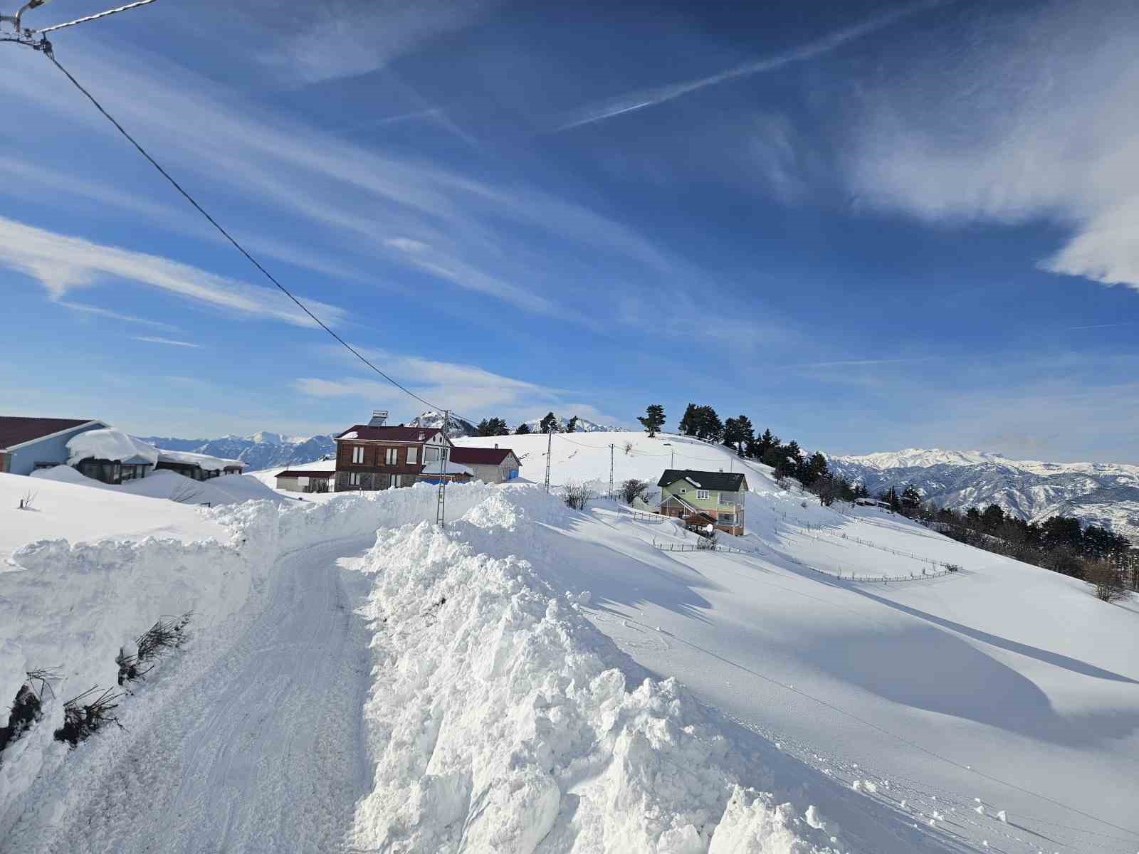 artvinde kar kalinligi 3 metreyi asan koyun yolu 10 gun sonra acildi mTR7m5vv