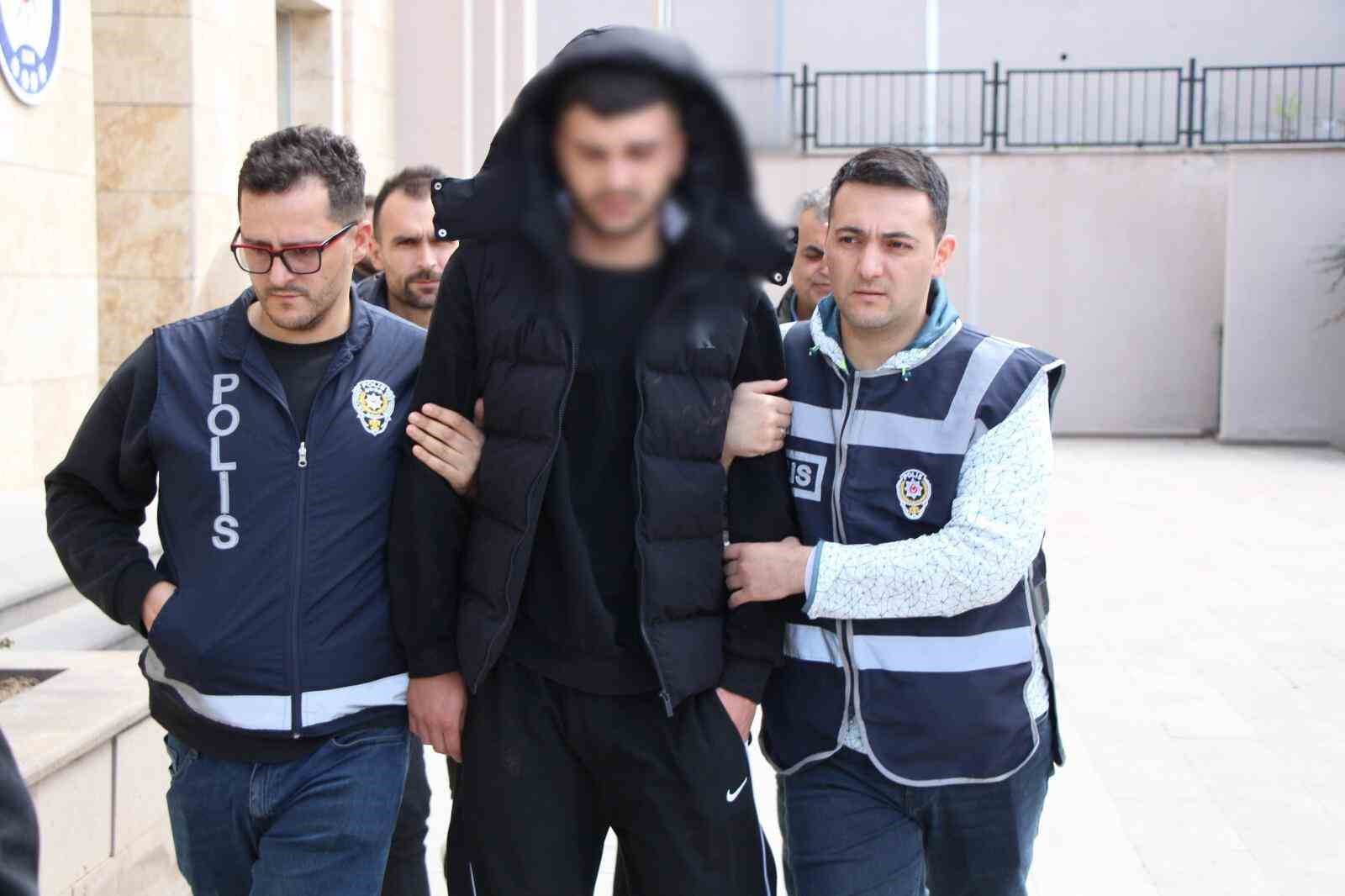 babasinin oldurulmesi olayina karisan sahsi olduren 17 yasindaki supheli tutuklandi IyWzM4u8