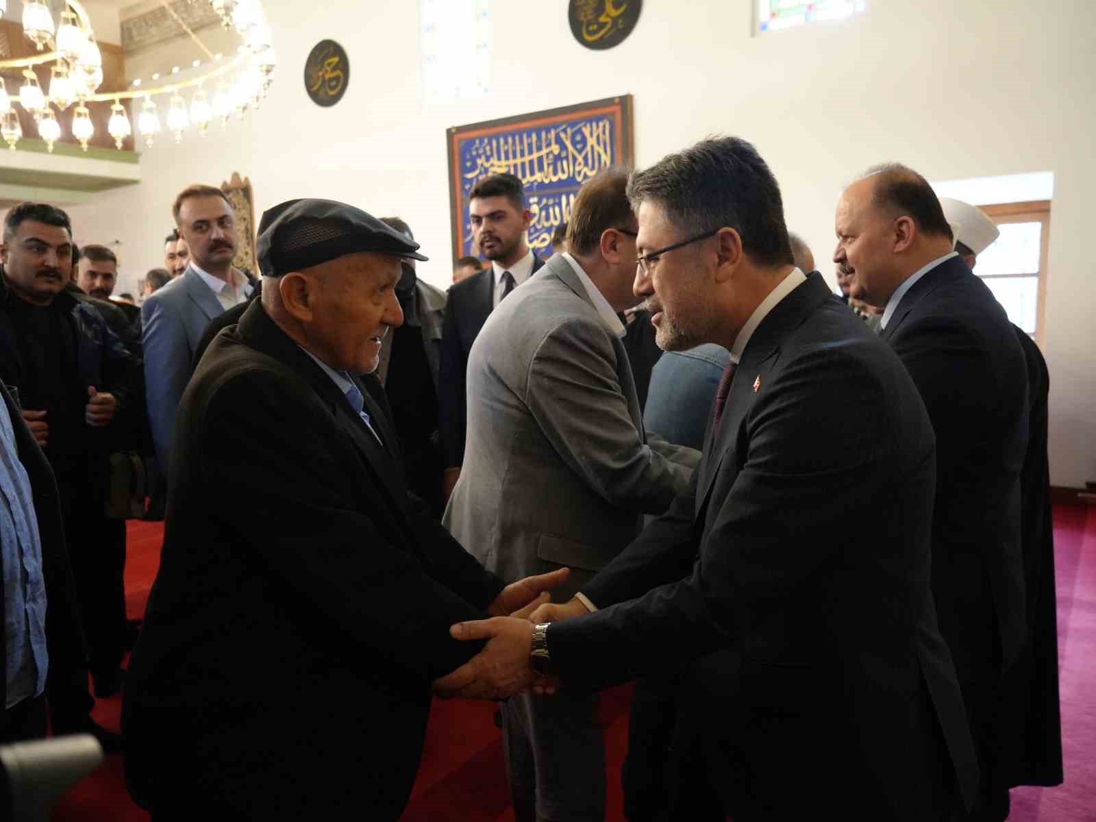 bakan yumakli bayram namazi sonrasinda vatandaslarla bayramlasti