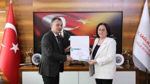 binlerce bebegin dogumunda yardimci olan ebeye saglik bakanligindan tesekkur belgesi hUnGuwZu