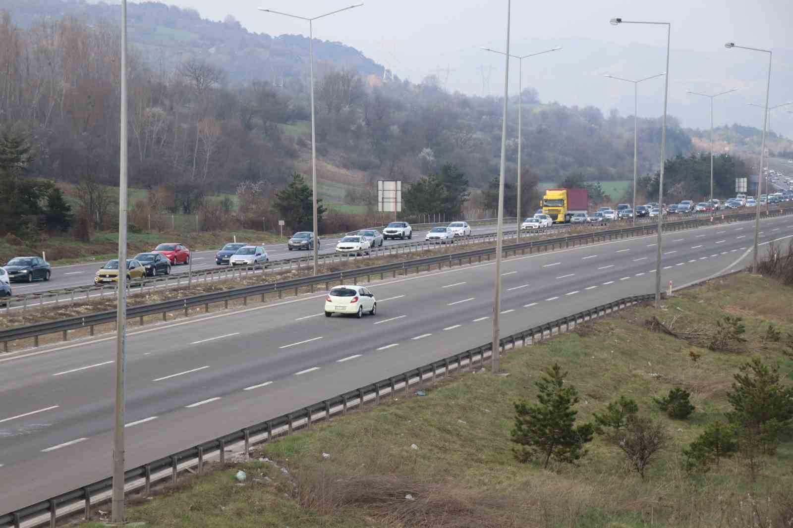 bolu gecisinde bayram trafigi suruyor