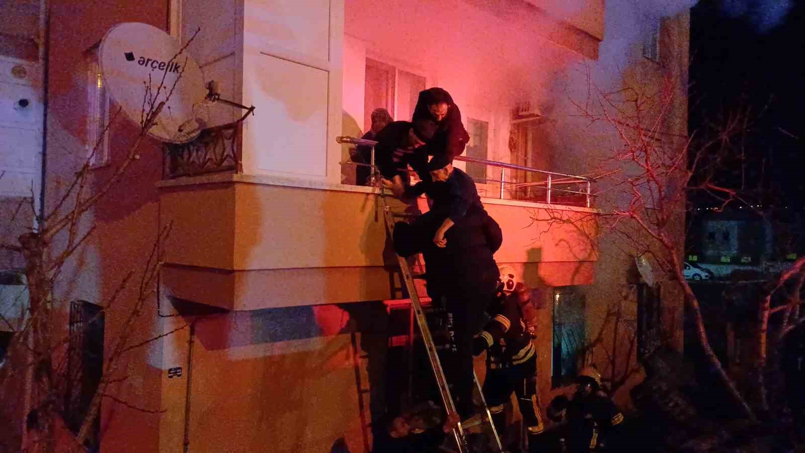 corumda alevlere teslim olan apartmandaki 6 kisi dumandan etkilendi jsK6e6F3