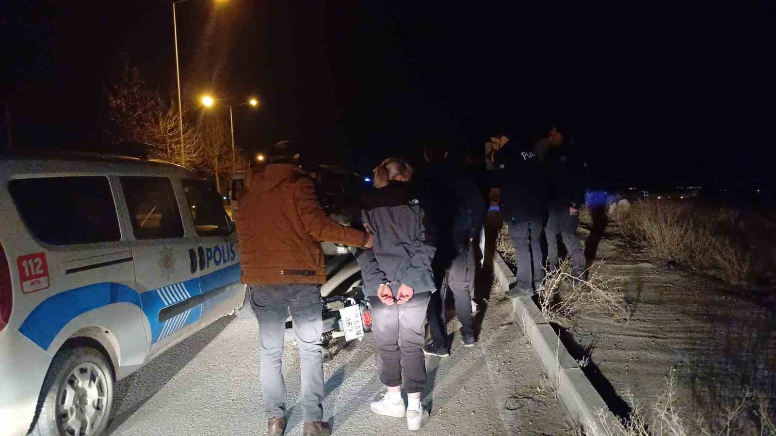 corumda haraketli dakikalar polisten kacan motosikletli sahislar kovalamacayla yakalandi