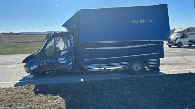 corumda iki kamyonet carpisti 3 yarali c8qKgjM9