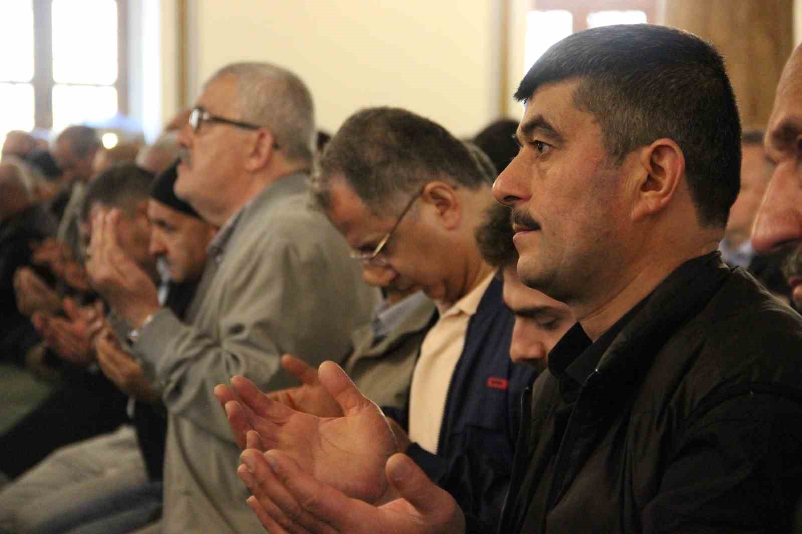 corumda vatandaslar bayram namazi icin camilere akin etti fOr39WUk