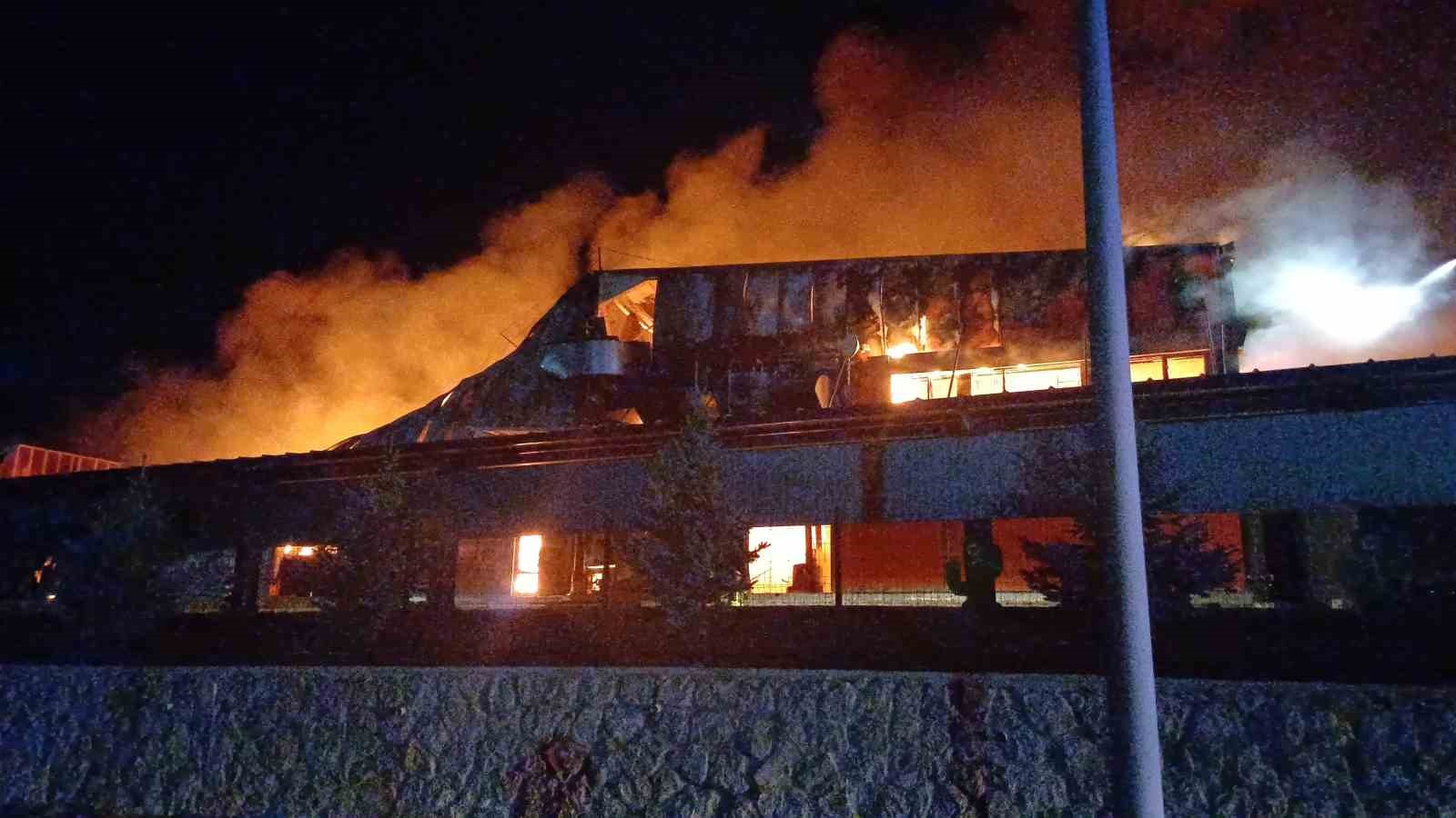 corumdaki fabrika yanginda dumandan etkilenen 3 kisi hastaneye kaldirildi ltlaQ4Uv