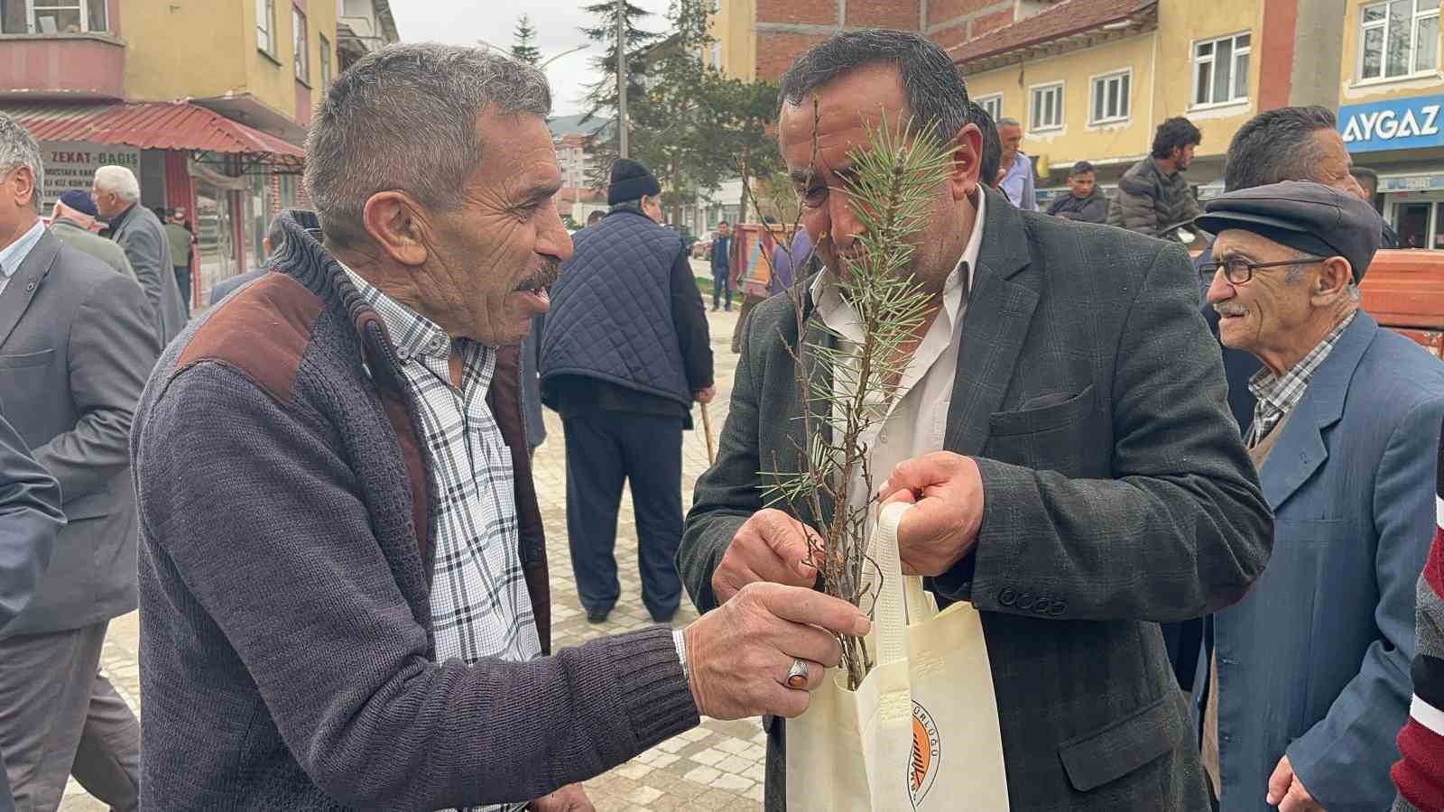 cuma namazi icin camiye giden vatandaslara 4 bin agac fidani dagitildi