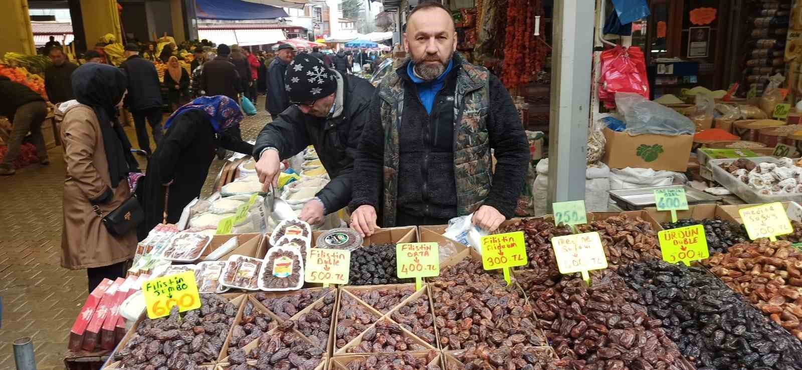 devrek pazarinda ramazan ayi bereketi yasanmaya baslandi O8GEh6cl