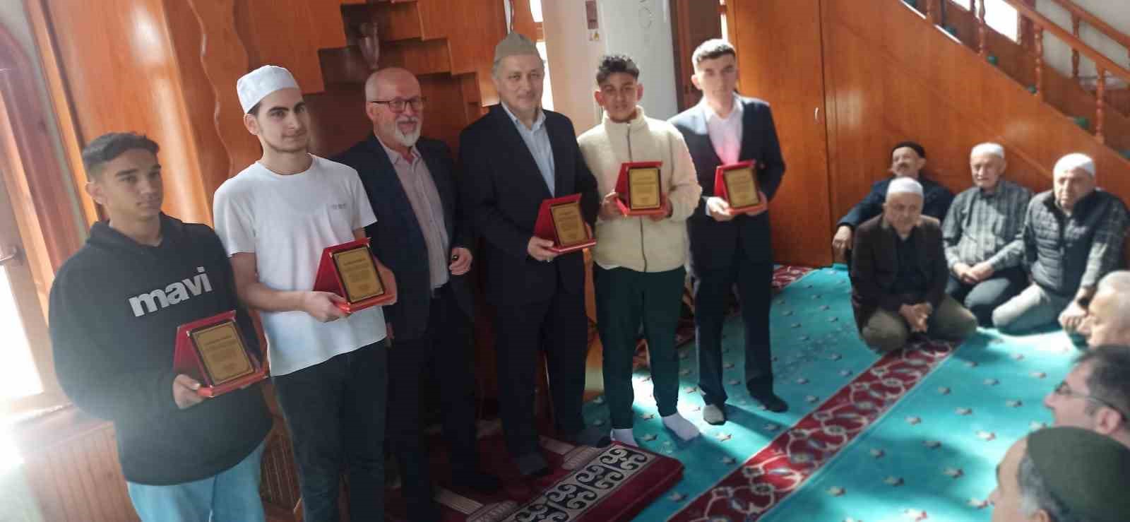 devrekte ilce muftusu ve hafiz ogrencilere tesekkur plaketi takdim edildi 9F5mRKVs