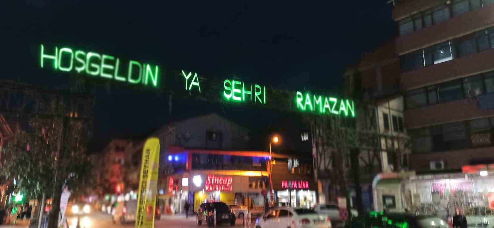 devrekte ramazan ayinin suslemelerinden olan mahyalar yandi wfcByFfp