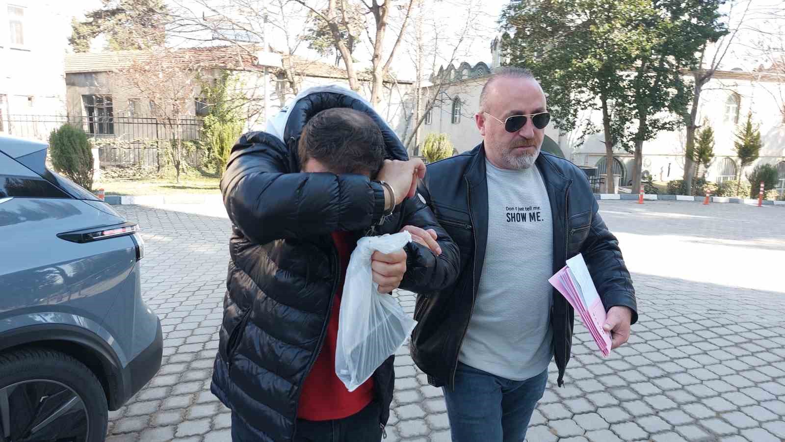 dolandiriciliktan 29 yil hapis cezasi bulunan ve sahte altin seti ile yakalanan sahis adliyeye aFfJPwHZ
