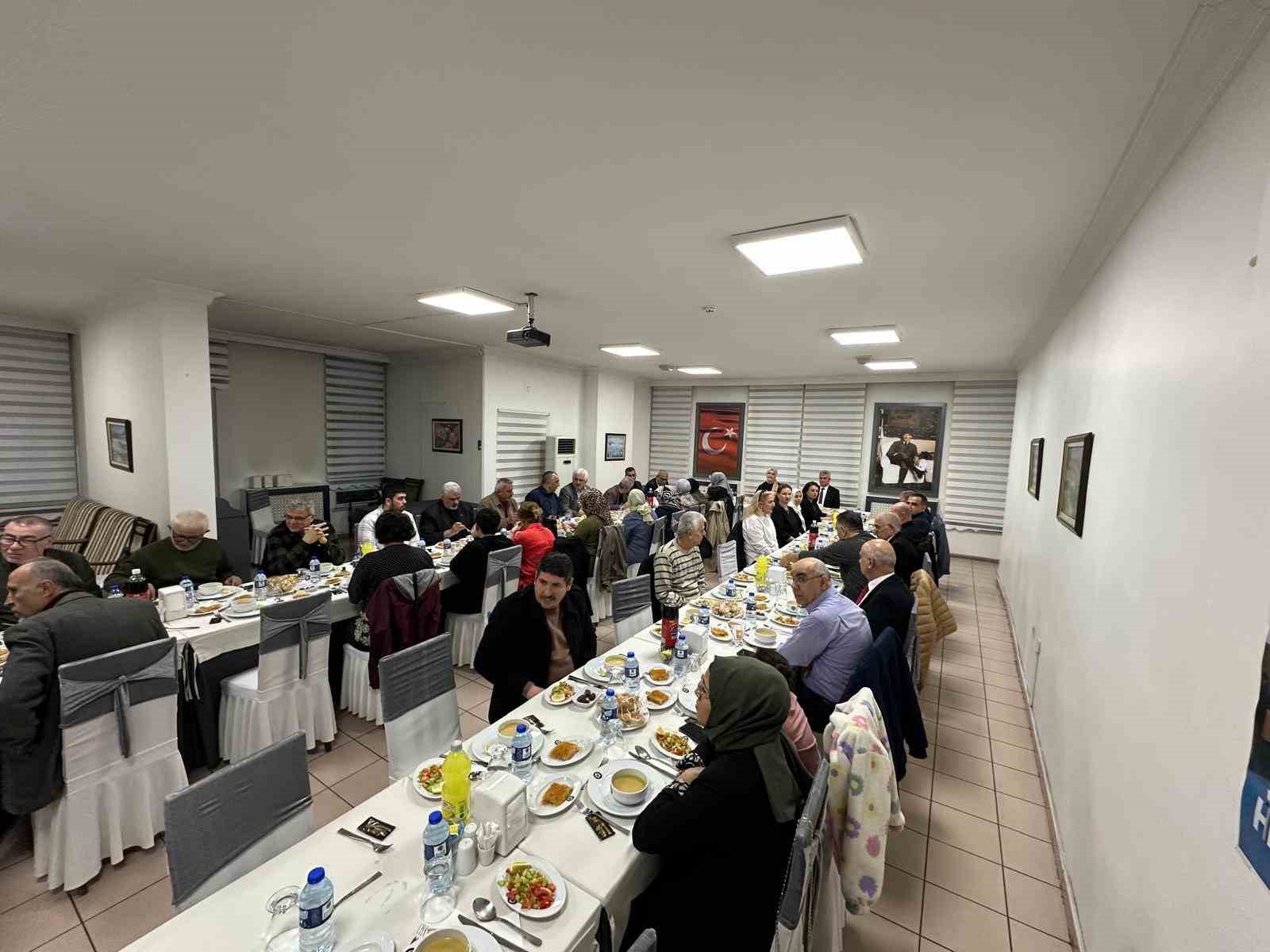 emekli emniyet teskilati iftar programinda bir araya geldi YB6LuRXp