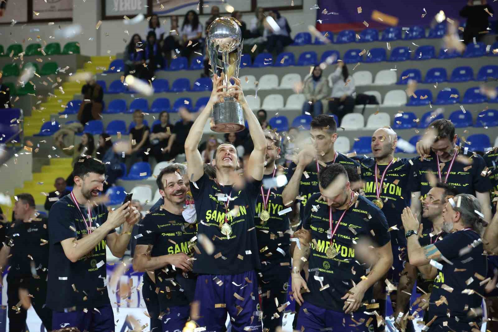 erkekler kupa voleyde sampiyon olan fenerbahce kupasini aldi LfZMyuSm