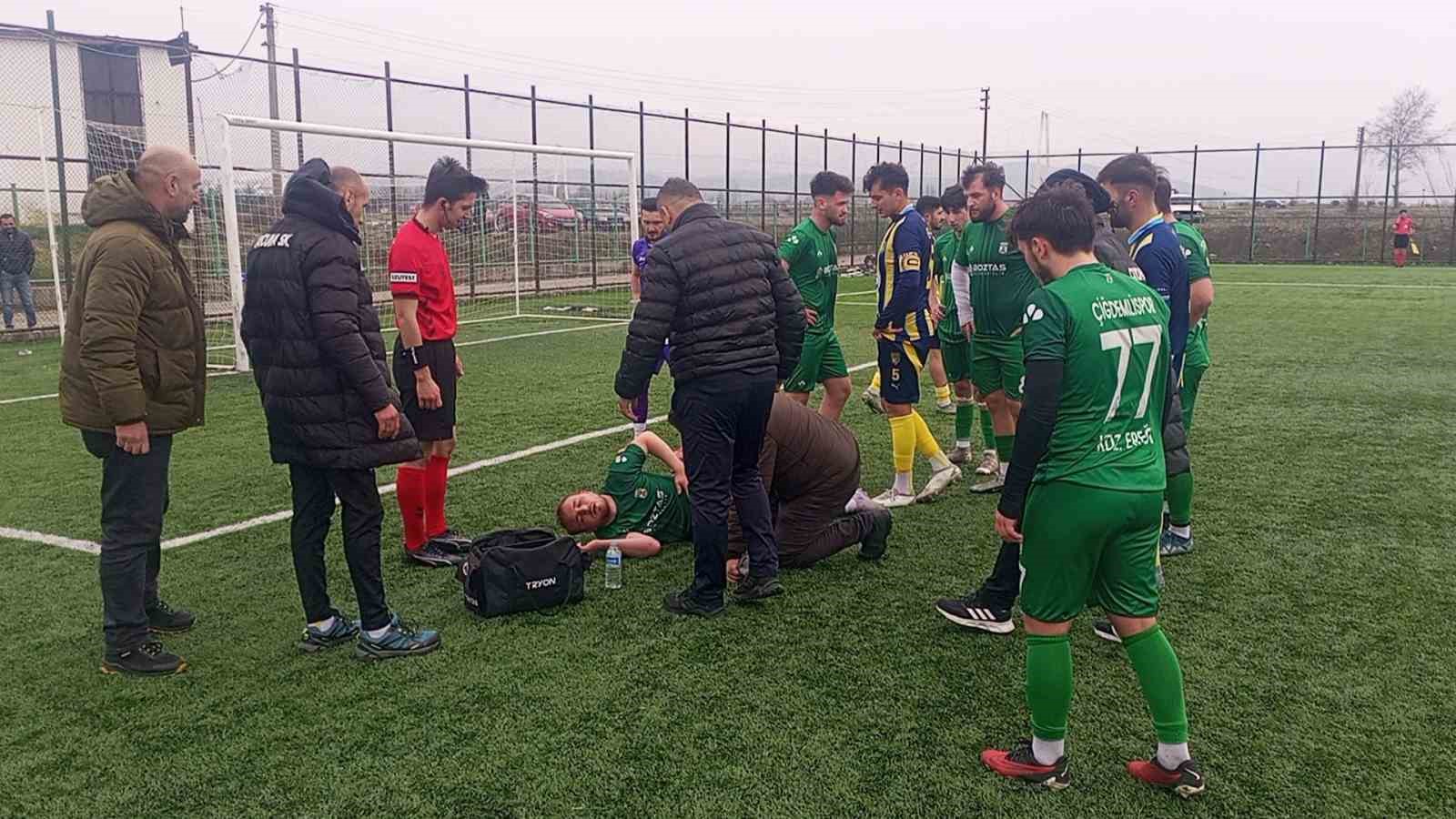 futbol macinda rakip oyuncu ile carpisan futbolcu nefessiz kaldi G7X1iwnF