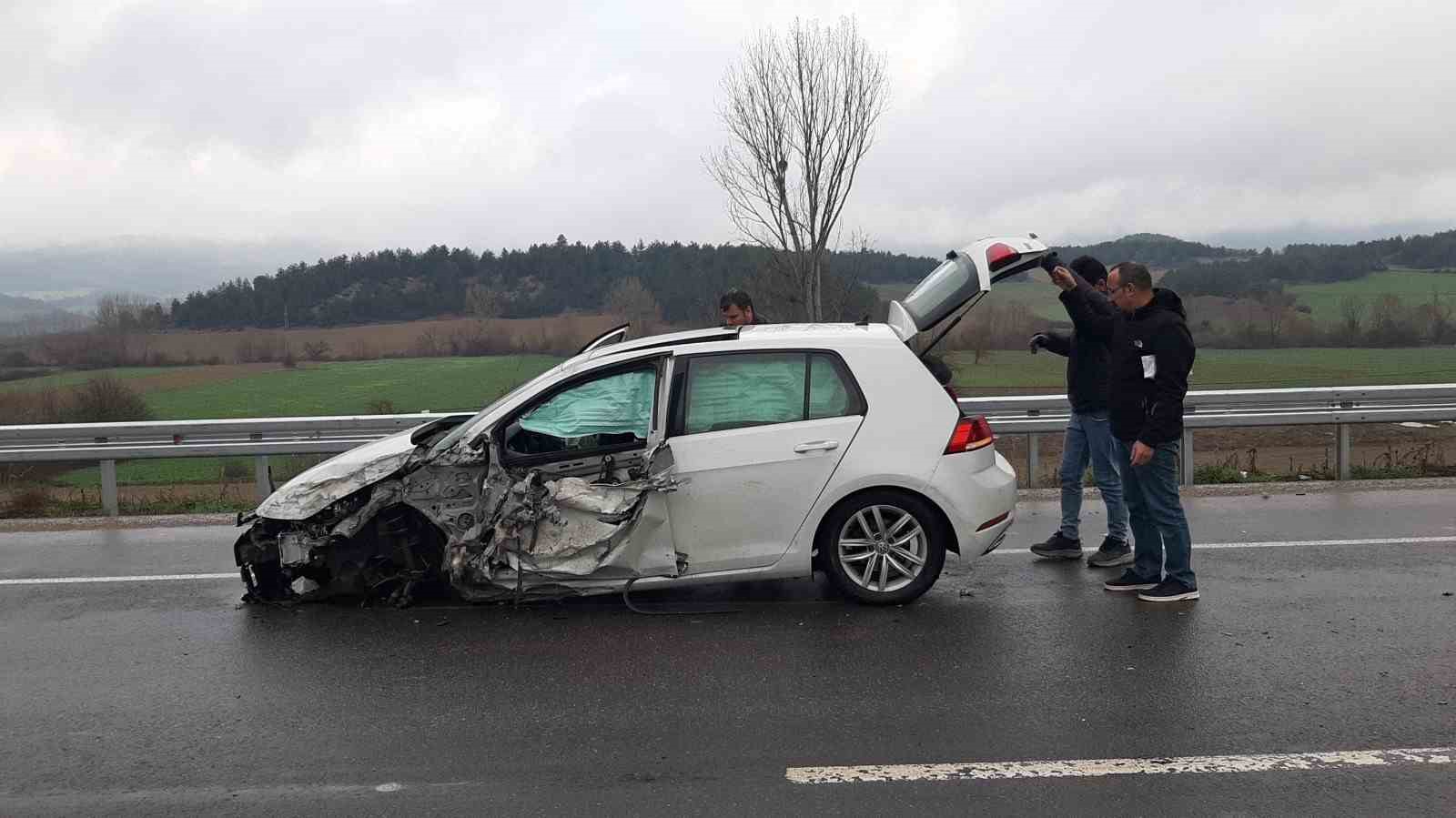 goreve giderken kaza yapti doktor arkadaslari da olay yerine kostu U5QELcGF