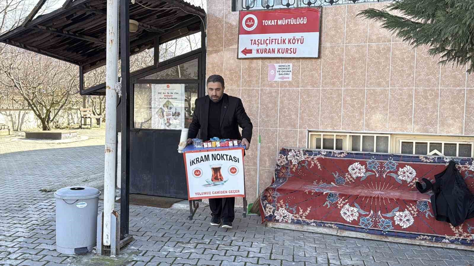 iftara yetismek isteyen suruculer kaza yapmasin diye ikram noktasi kurdu HJrhhGab