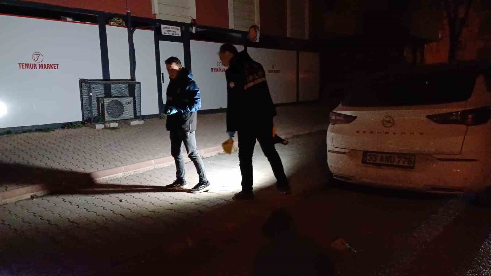 iki grubun kavgasinda kursunlar is yeri ve otomobile isabet etti yDs7hjMG