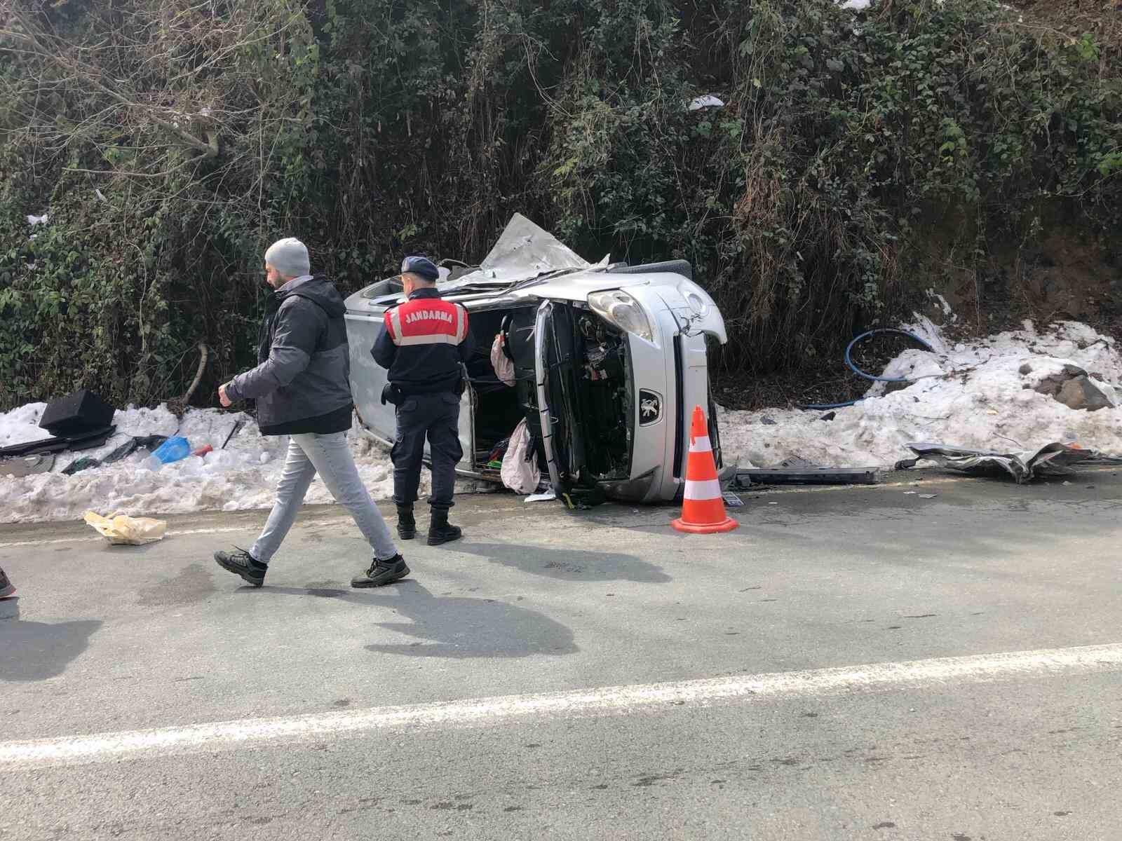isci servisi ile hafif ticari arac carpisti 3 yarali LtKngyep