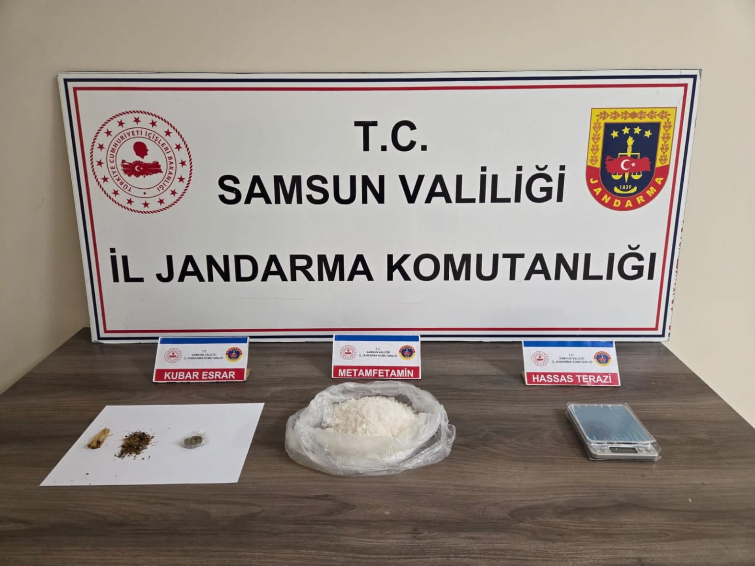 jandarmadan uyusturucu operasyonu jsZL9M7Q
