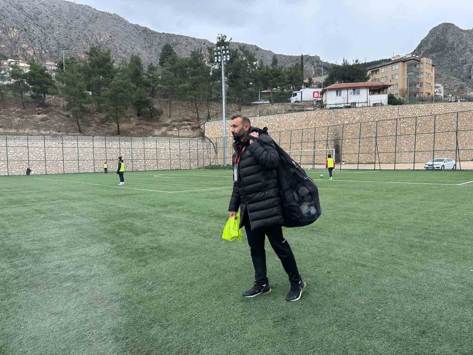 kadin futbol takiminin hem baskani hem antrenoru hem de malzemecisi 4B9kdlPE