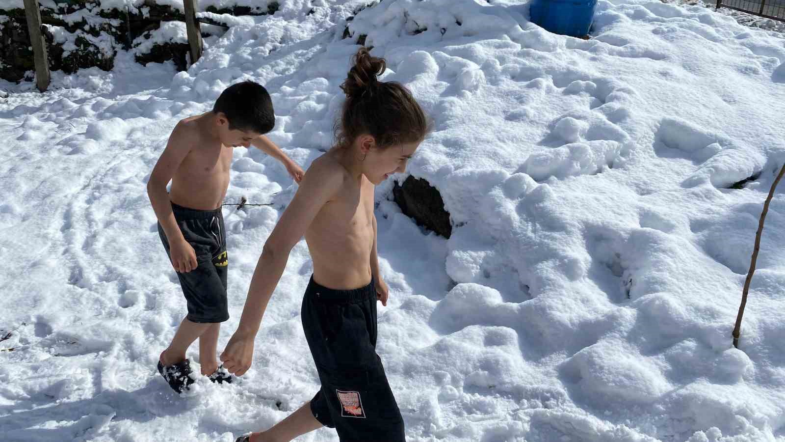 kardeslerin kar uzerinde gures antrenmani 1HOQdAZR
